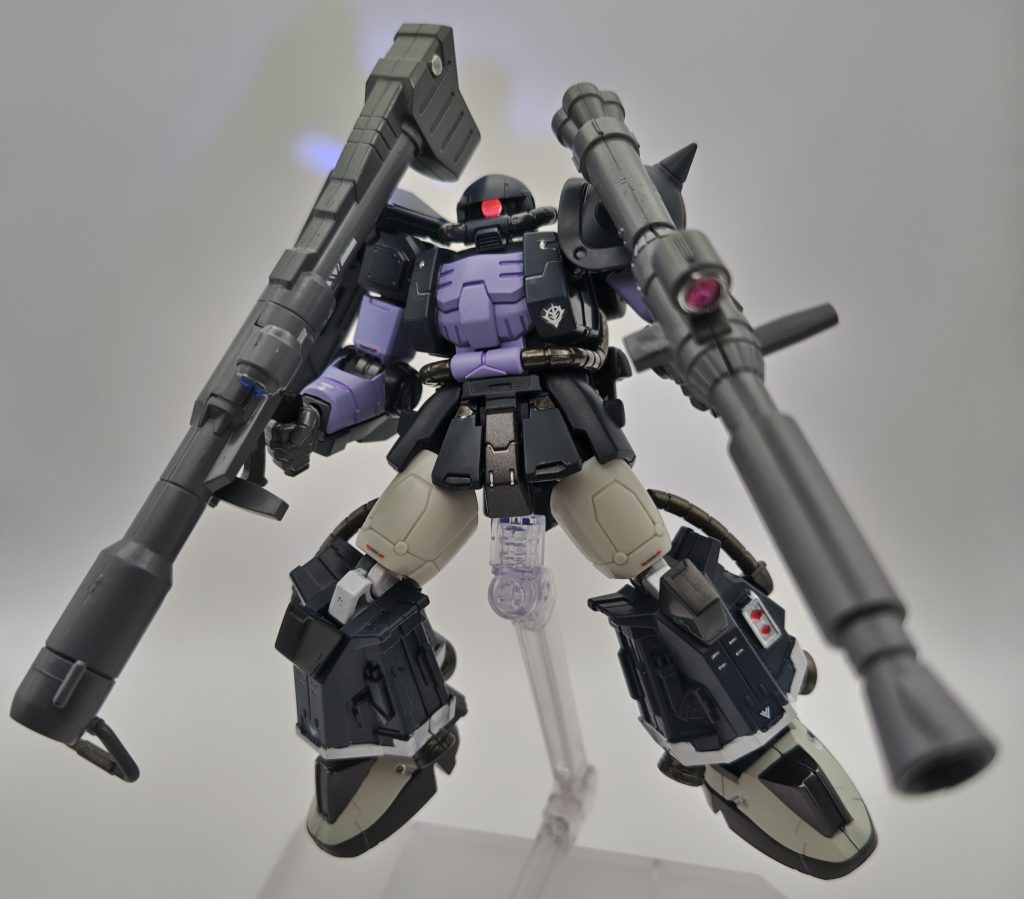 上から目線でダブルバズーカ②このザクも付属の武装が豊富で素晴らしいです。