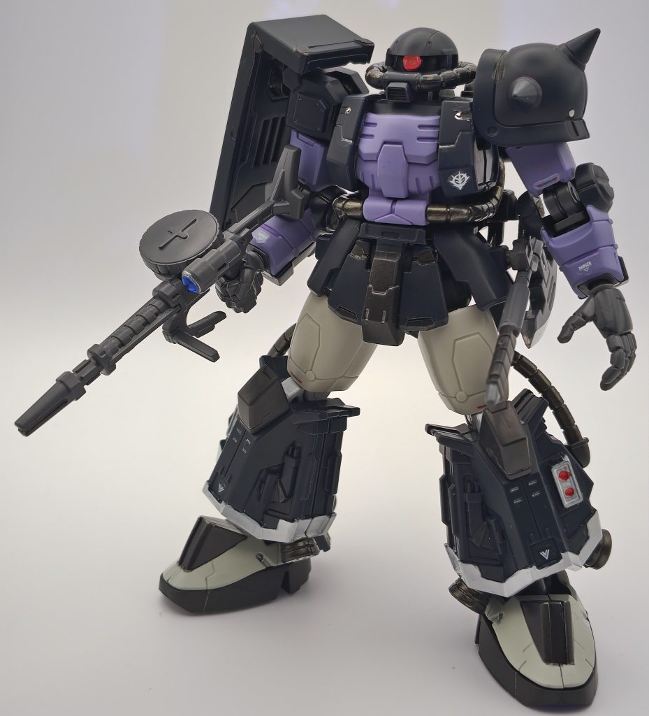 フレームの見える部分と武装、外装の一部を水性ホビーカラーで筆塗りしました。その他、色の足りない所を水性アクリルマーカー等で部分塗装です。メラミンスポンジでツヤを抑え、スミ入れはコピックライナーと部分的に水性アクリルマーカーです。デカールとマーキングシールを少々貼っています。
