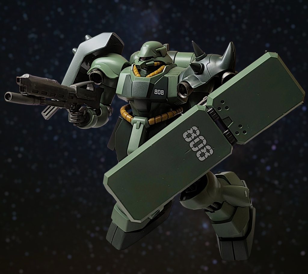 主な装備としてX-119NZ-D1ビームマシンガンを使用。また近接武器としてビームソードアックス、高火力ロケット装備のシュツルムファウストを4発シールド裏に装備するなど国連軍最新鋭のジェガンに匹敵する重武装でもある。