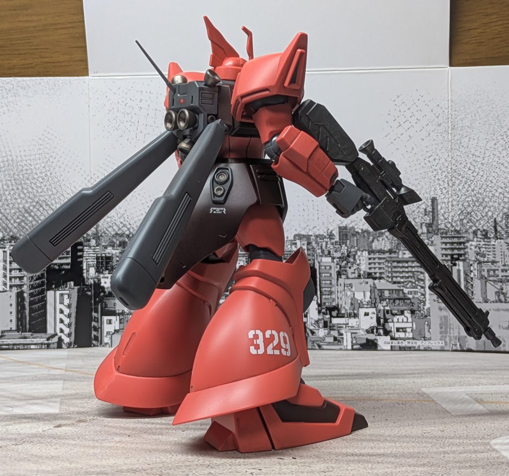 武装は主に大型ビームマシンガン。このマシンガンはビーム出力調整が可能であり、単発狙撃も機体側の高精度センサーもあって可能で命中率も高かったとされている。更に副武装兼牽制用に頭部バルカン、両腕部にビームスポットガンを装備している。ビームスポットガンは威力の低さから主に牽制や威嚇として使われたが、一部パイロットは至近距離の戦闘でメインカメラの破壊など効果的に使用した者もいた。