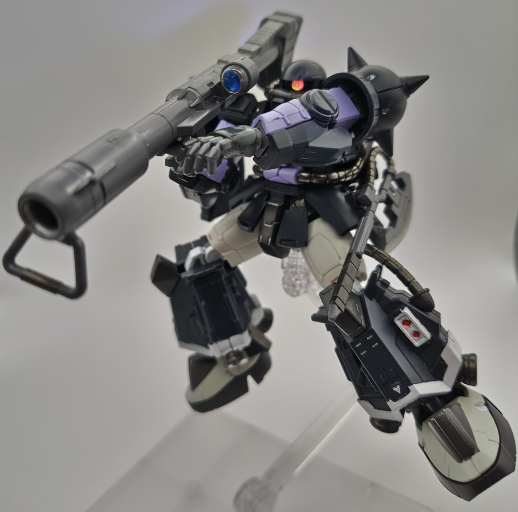 バズーカ撃ち方始め！ちょっと窮屈そうな左腕の角度が逆に気に入っています。バズーカのスコープは百均テープ＋レジンです。