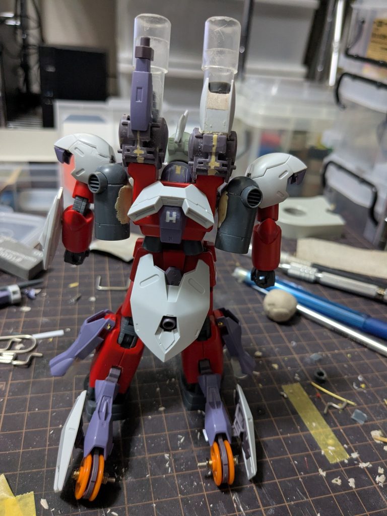 こうなるわけですね。バックパックがガンキャノンの胴体ですのでミカエリスくんの頭部は穴隠しに使われてます。追加購入したパーツは・ミニ四駆のローラー・ガトリング(ディティールアップパーツ)後は家にあるもので。&nbsp;