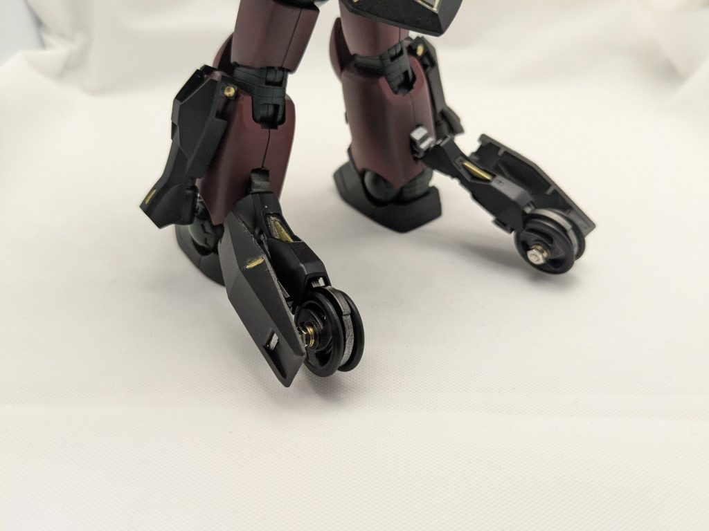 ローラーダッシュはロマンロマンですがガンプラにおいては接地性が増すため実益をかねますね。