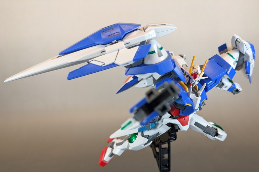 塗装は全てガンダムマーカーで、アンテナ部クリアパーツは裏からロイヤルメタレッドで塗装、カメラアイは特報とかのイメージが強かったのでメタブルーで塗装しました。EXVSシリーズだとグリーン系の色なんですけど、アニメだと水色寄りなんですよね