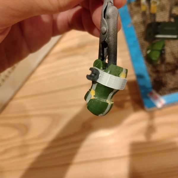 MSハンドの平手をいじりました。ハンダゴテで関節を熱してグリグリと。元のままだと何のシーン？てくらい全開なのでちょっと使いづらいんですよね😅あとはシールド取付部を作ったり、切離した膝のパイプを作り直したり…細部の仕上げが粗くなった感は否めないんですが、何とか塗装に移れそうです🌞（3枚目）