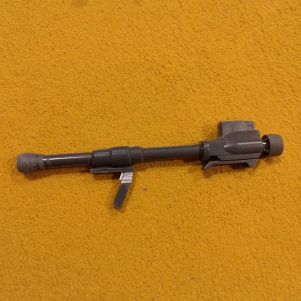シールドの位置が低いので、グリップ基部を新造して上げました。あとは陸戦型ジムのロケットランチャーを改造して劇中デザインのものを製作中。かなりディテール細かい上に意外とデザイン変わってるんですよね…超合金の商品ページが頼り😅まあまあ無理なく楽しく、それっぽく（2枚目）