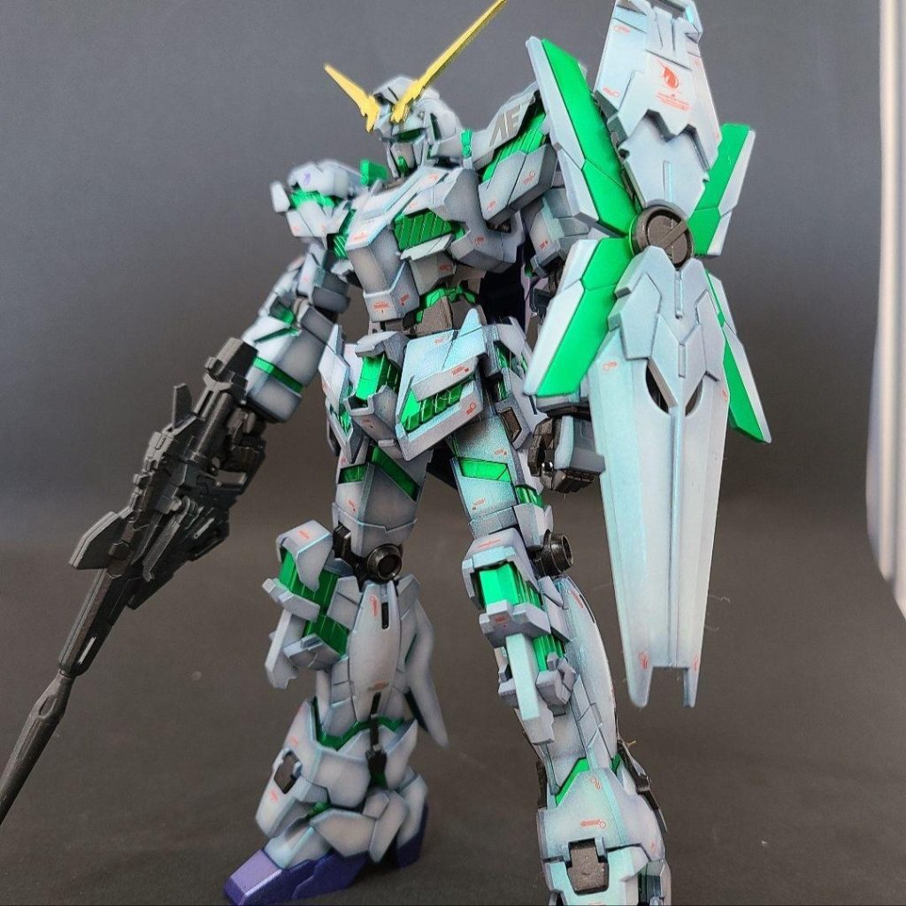 黒立ち上げからのクリスタルカラーで覚醒のイメージを塗装で表現したかったのですが(zaku-kao4)
