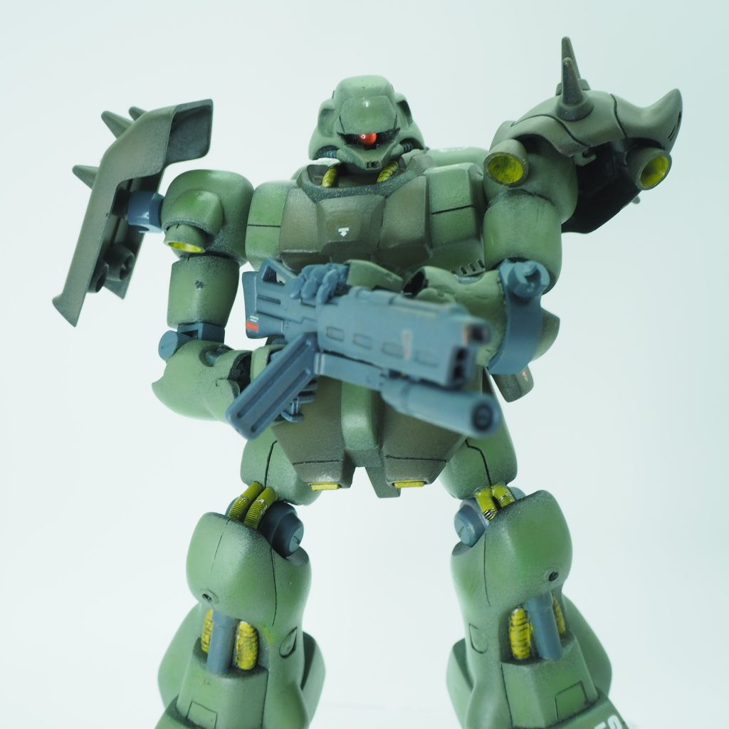 肩のスパイクアーマーやシールド類は全てBJ接続に変更しました。左腕のシールドは直付けではなくHGUC風にフレームを介した造形にしました。
