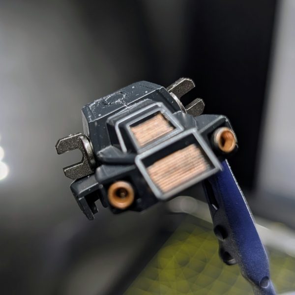 HGUC 1/144 ギラ・ドーガ × ザクⅡ（GQ）製作日誌。今回は脚部バーニアの金属表現と、動力パイプのスミ入れ工程です。↓動画はこちら（4枚目）