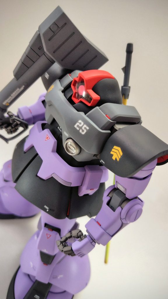 各所にレッドチップを配置しました。グレーと黒の部分は今回もサフを混合して塗装を簡略してます。