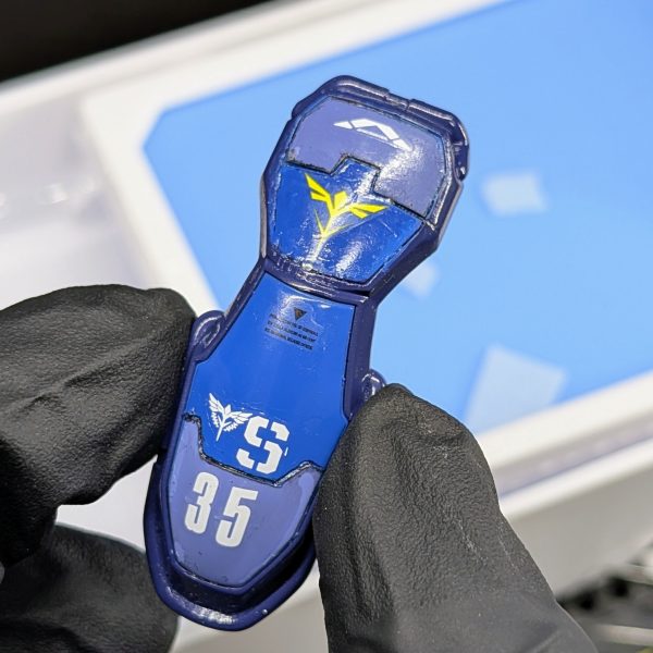 HGUCギラ・ドーガとザクのミキシングビルドにおける、情報量コントロールの最適解としてデカールの徹底配置を行いました。特に曲面装甲への密着性を高めるため、プラモ向上委員会のデカーリングQuickトレイで適切な水分量を維持しつつ、タミヤのデカールピンセットで微細なテンションをかけながら定着させています。シルバリングを完全に防ぐこの工程の手元動画をYouTubeショートにアップしましたんで良かったらぜひ見てください🙏↓（6枚目）
