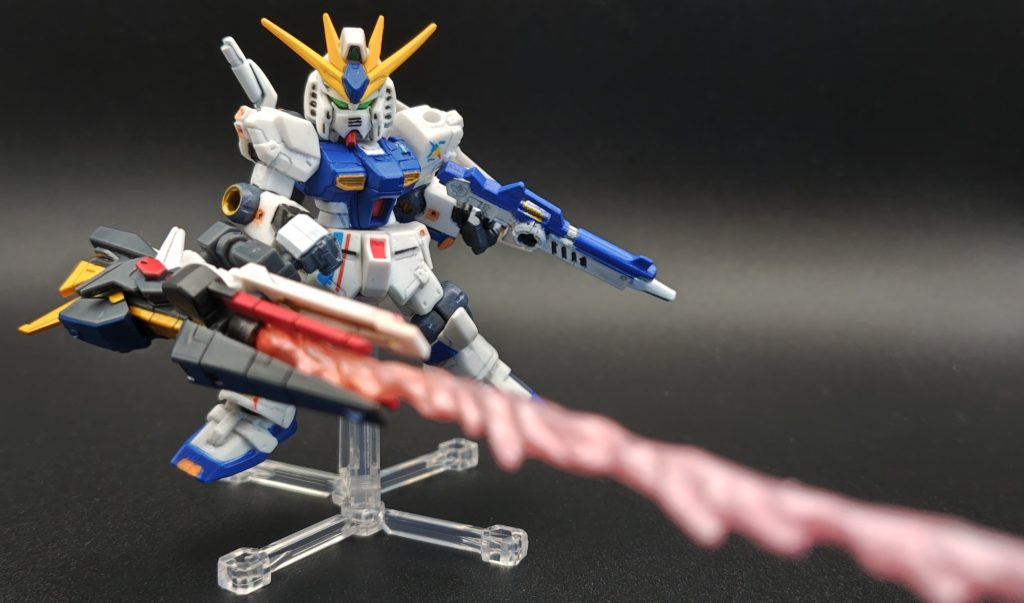 腕に装備してサーベルモード。発射とエフェクトは同じです。このファンネル、展開状態にすると「良い感じのパーツを持ってきて発射させて下さい」って言われてるような位置に3ミリピンが来るようになってます。任務、了解。ビルダーズパーツのサーベルエフェクトを塗って発射（発振）させました。
