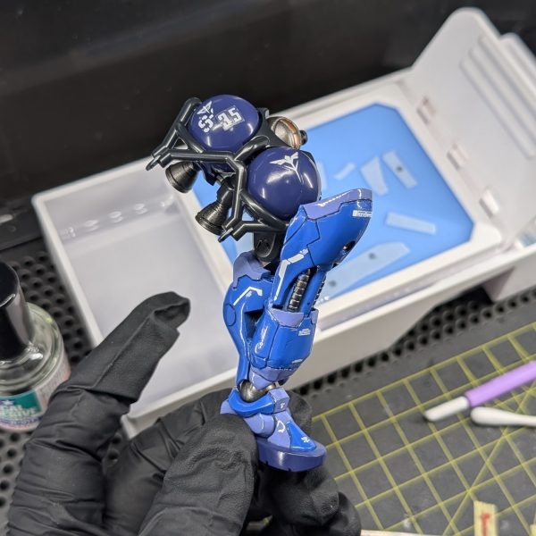 HGUCギラ・ドーガとザクのミキシングビルドにおける、情報量コントロールの最適解としてデカールの徹底配置を行いました。特に曲面装甲への密着性を高めるため、プラモ向上委員会のデカーリングQuickトレイで適切な水分量を維持しつつ、タミヤのデカールピンセットで微細なテンションをかけながら定着させています。シルバリングを完全に防ぐこの工程の手元動画をYouTubeショートにアップしましたんで良かったらぜひ見てください🙏↓（5枚目）