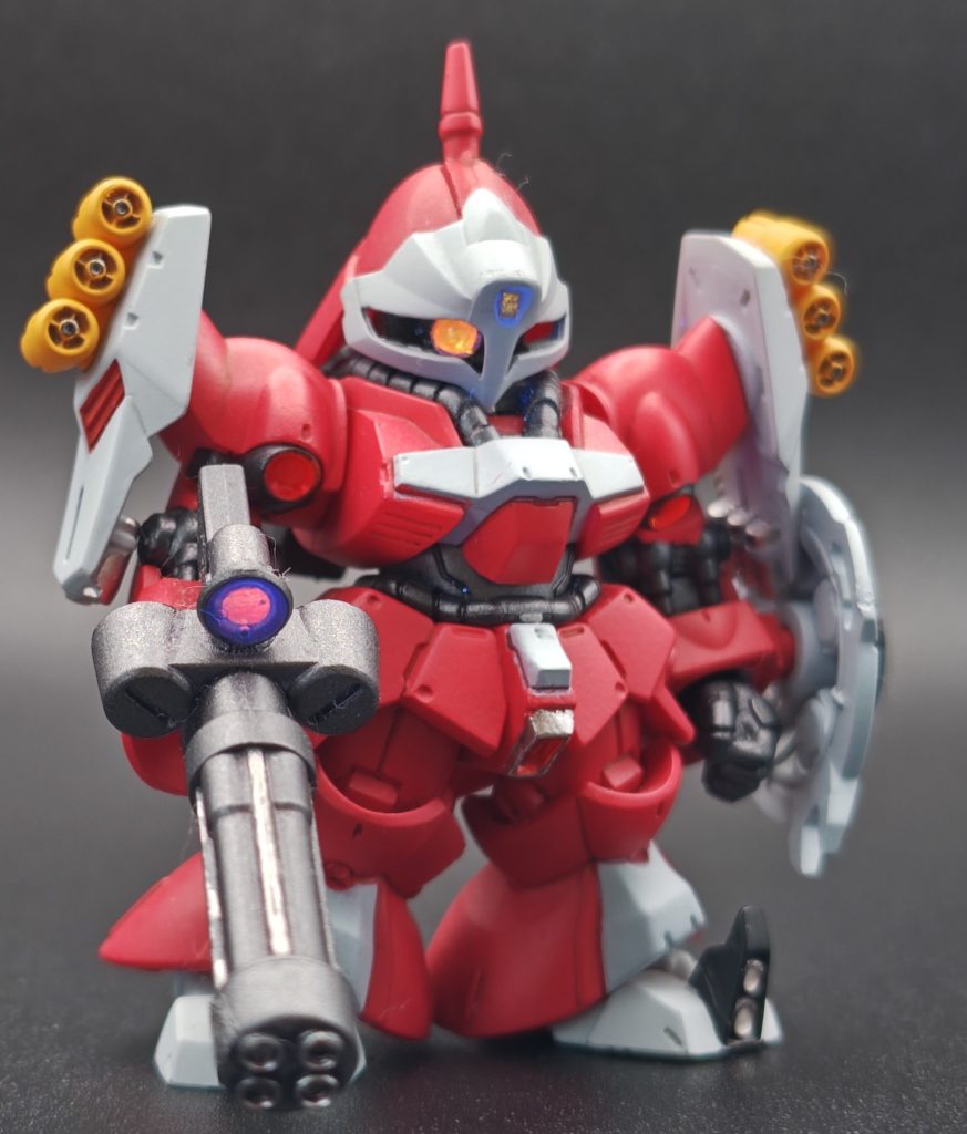 続いてクェス機です。こちらも部分塗装とスミ入れ、こちらもモノアイとガトリングのセンサーはギュネイ機と同様の処理で。UVを受けて発光しています。