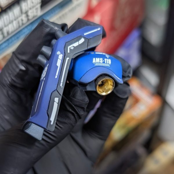 HGUCギラ・ドーガとザクのミキシング機体において、動力パイプの金属表現にネイル用資材『PREZMO』と『キャンジェルEX』を導入してみました。特筆すべきはキャンジェルの強力なセルフレベリング性能です。パーツに塗布後、あえて30秒間静置することでハケ目が完全に消失し、その直後にLEDで40秒完全硬化させます。そこにパウダーを擦り込むと、下地処理の手間を大幅に省きながら、驚くほど平滑で強固な純金メッキ面が形成されます。塗膜が極めて薄いため、細かいモールドが潰れる心配もありません。エッジへの定着力も抜群です☺️作業風景と質感の詳細はYouTubeで公開しています。（3枚目）