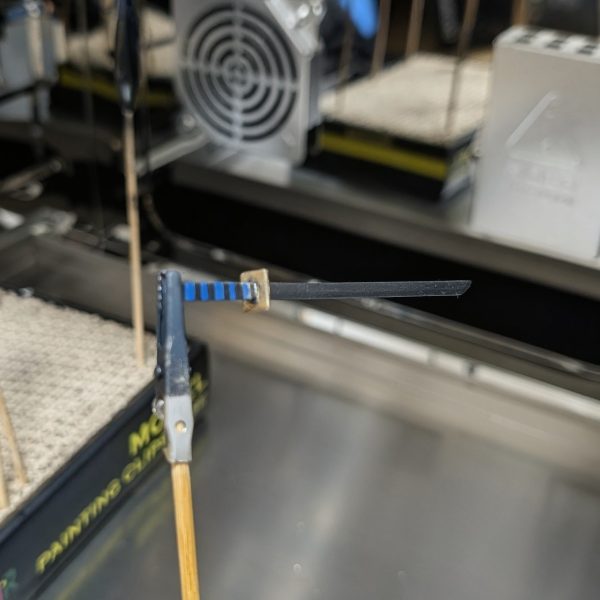 HGUCギラ・ドーガとザクのミキシング機体において、動力パイプの金属表現にネイル用資材『PREZMO』と『キャンジェルEX』を導入してみました。特筆すべきはキャンジェルの強力なセルフレベリング性能です。パーツに塗布後、あえて30秒間静置することでハケ目が完全に消失し、その直後にLEDで40秒完全硬化させます。そこにパウダーを擦り込むと、下地処理の手間を大幅に省きながら、驚くほど平滑で強固な純金メッキ面が形成されます。塗膜が極めて薄いため、細かいモールドが潰れる心配もありません。エッジへの定着力も抜群です☺️作業風景と質感の詳細はYouTubeで公開しています。（2枚目）