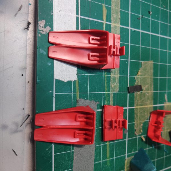 クェス機はギュネイ機ほど凹凸＋エッジを強調しないでキットバランスをメインに改造していくヘアアイロンからカラープラ板を量産しつつ作業胸部装甲の厚みを増しつつ凸面を減らすなど改造していく腰サイドアーマーはギュネイ機と同様、内側を切り離してカラープラ板を挟んで角度変更しているこの工作で腰のシュッとしすぎた正面シルエットに広がりを出していくなおシールドはひっつき虫で暫定固定中キットのシールド接続方法にはちと疑問ありです（6枚目）