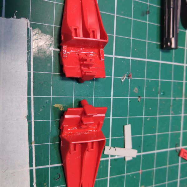 クェス機はギュネイ機ほど凹凸＋エッジを強調しないでキットバランスをメインに改造していくヘアアイロンからカラープラ板を量産しつつ作業胸部装甲の厚みを増しつつ凸面を減らすなど改造していく腰サイドアーマーはギュネイ機と同様、内側を切り離してカラープラ板を挟んで角度変更しているこの工作で腰のシュッとしすぎた正面シルエットに広がりを出していくなおシールドはひっつき虫で暫定固定中キットのシールド接続方法にはちと疑問ありです（7枚目）