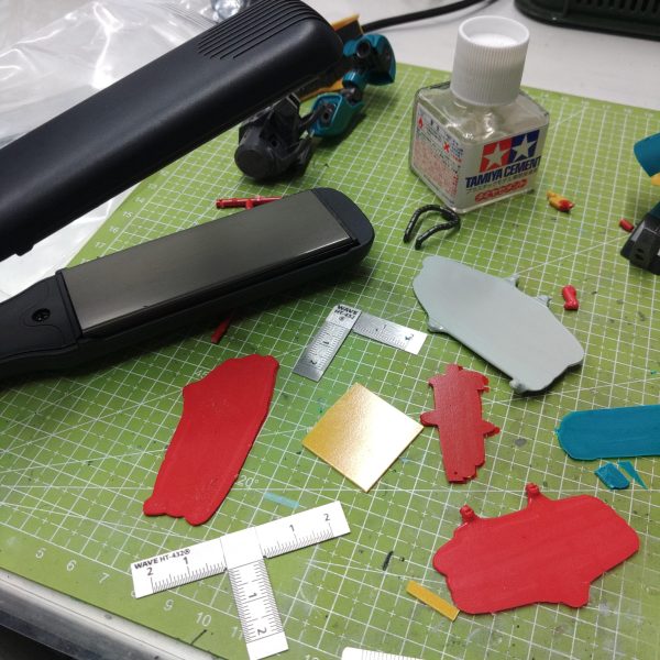 クェス機はギュネイ機ほど凹凸＋エッジを強調しないでキットバランスをメインに改造していくヘアアイロンからカラープラ板を量産しつつ作業胸部装甲の厚みを増しつつ凸面を減らすなど改造していく腰サイドアーマーはギュネイ機と同様、内側を切り離してカラープラ板を挟んで角度変更しているこの工作で腰のシュッとしすぎた正面シルエットに広がりを出していくなおシールドはひっつき虫で暫定固定中キットのシールド接続方法にはちと疑問ありです（4枚目）