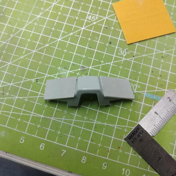 クェス機はギュネイ機ほど凹凸＋エッジを強調しないでキットバランスをメインに改造していくヘアアイロンからカラープラ板を量産しつつ作業胸部装甲の厚みを増しつつ凸面を減らすなど改造していく腰サイドアーマーはギュネイ機と同様、内側を切り離してカラープラ板を挟んで角度変更しているこの工作で腰のシュッとしすぎた正面シルエットに広がりを出していくなおシールドはひっつき虫で暫定固定中キットのシールド接続方法にはちと疑問ありです（5枚目）