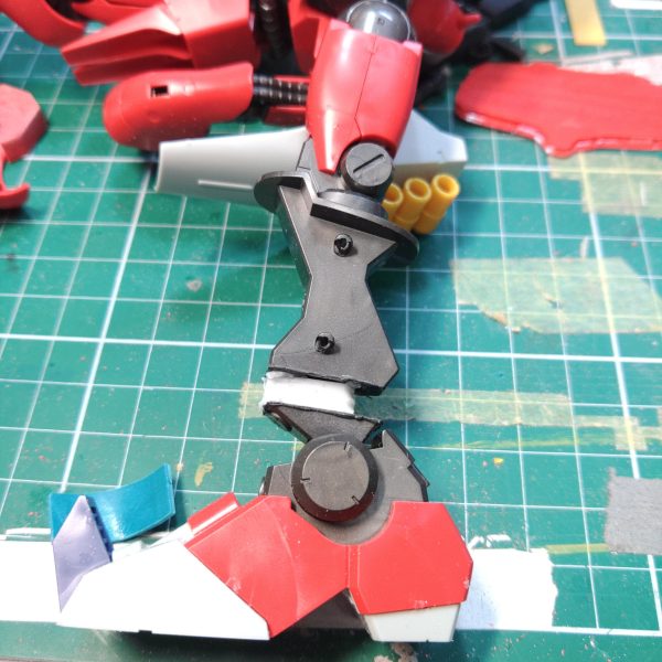 クェス機はギュネイ機ほど凹凸＋エッジを強調しないでキットバランスをメインに改造していくヘアアイロンからカラープラ板を量産しつつ作業胸部装甲の厚みを増しつつ凸面を減らすなど改造していく腰サイドアーマーはギュネイ機と同様、内側を切り離してカラープラ板を挟んで角度変更しているこの工作で腰のシュッとしすぎた正面シルエットに広がりを出していくなおシールドはひっつき虫で暫定固定中キットのシールド接続方法にはちと疑問ありです（3枚目）