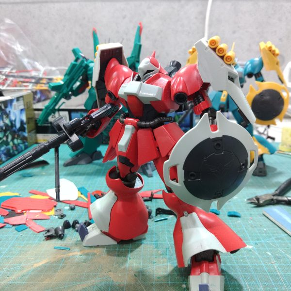 クェス機はギュネイ機ほど凹凸＋エッジを強調しないでキットバランスをメインに改造していくヘアアイロンからカラープラ板を量産しつつ作業胸部装甲の厚みを増しつつ凸面を減らすなど改造していく腰サイドアーマーはギュネイ機と同様、内側を切り離してカラープラ板を挟んで角度変更しているこの工作で腰のシュッとしすぎた正面シルエットに広がりを出していくなおシールドはひっつき虫で暫定固定中キットのシールド接続方法にはちと疑問ありです（2枚目）