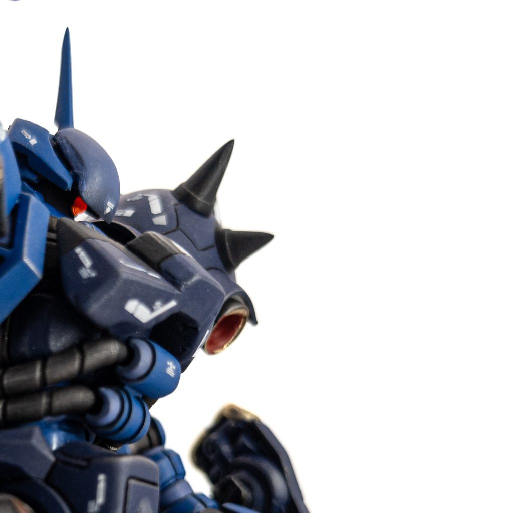 ▍こだわりポイント 1🥇 【モノアイや、武器センサー、バーニア内などを蛍光レッドとクリアレッドを混ぜた色で塗装し、ブラックライトで発光するようにしています！】