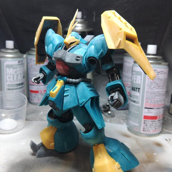 このあと微調整したあと、ツヤ消しスプレー→デカール貼り→ツヤ消しスプレー→化粧ディテールアップで完成シールドはシナンジュスタイルの余剰パーツのシナンジュ用シールド持ち手を改造して手持ち式にしてみた装飾は頑強さを引き立てるために横線をメインにクェス機と差別化をしている（2枚目）