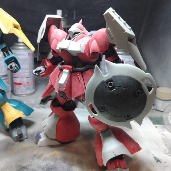 このあと、ツヤ消しスプレー→デカール貼り→ツヤ消しスプレー→化粧ディテールアップで完成シールドはリバウの余剰パーツのシナンジュ用シールドの持ち手を改造して手持ち式にしてみた装飾は縦線で細さを強調しつつギュネイ機と差別化をしている（2枚目）