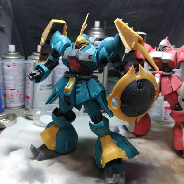 このあと微調整したあと、ツヤ消しスプレー→デカール貼り→ツヤ消しスプレー→化粧ディテールアップで完成シールドはシナンジュスタイルの余剰パーツのシナンジュ用シールド持ち手を改造して手持ち式にしてみた装飾は頑強さを引き立てるために横線をメインにクェス機と差別化をしている（3枚目）