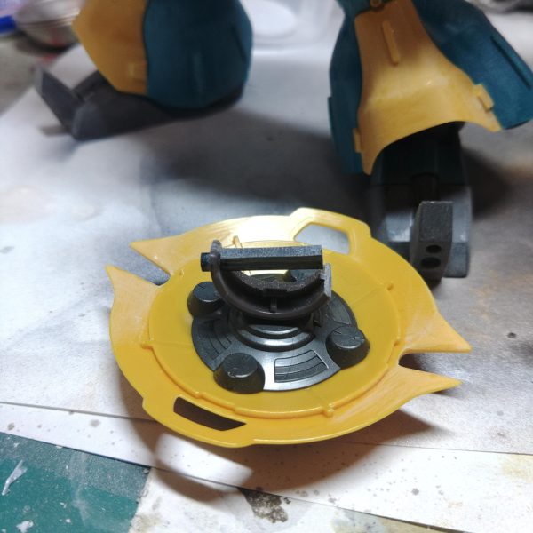 このあと微調整したあと、ツヤ消しスプレー→デカール貼り→ツヤ消しスプレー→化粧ディテールアップで完成シールドはシナンジュスタイルの余剰パーツのシナンジュ用シールド持ち手を改造して手持ち式にしてみた装飾は頑強さを引き立てるために横線をメインにクェス機と差別化をしている（4枚目）