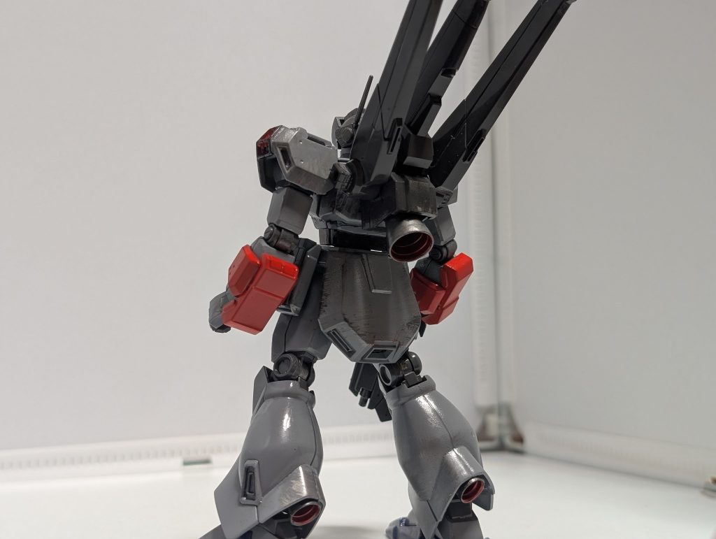 赤い装甲が最低限付いていて主にコクピットや腕に付くので重要部分を守る役割を持つ