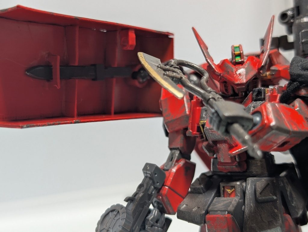 武器等はシールド裏側に収納しているナイフが見えるね