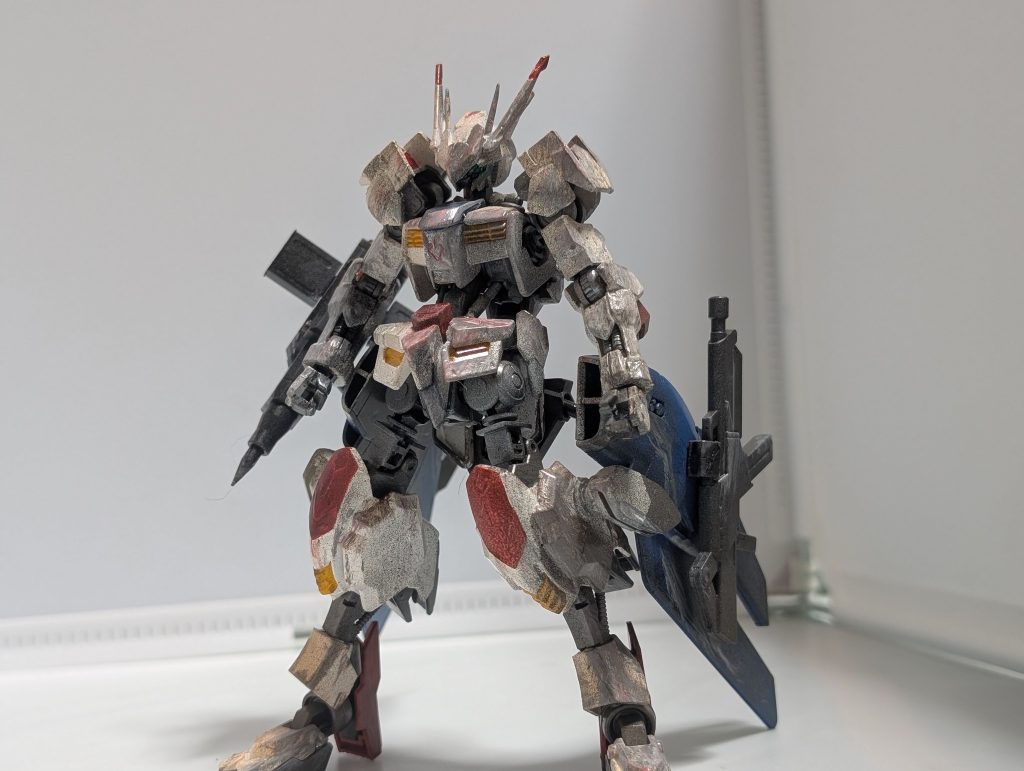 ASW-G-74ガンダムズメイシュトルム300年後の姿その昔ロストナンバーと呼ばれたガンダムフレーム達が少数存在した…そして月日が経ち…テロリスト達が見つけたガンダムフレーム、無理矢理でも動けばと色々とくっつけられるも彼らテロリスト達が内ゲバにより壊滅ししばらく砂漠の隠し格納庫にて放置される。偶然スカベンジャーと呼ばれる廃品回収屋がエイハブ・リアクターの反応を見つけ白骨化した亡骸が転がる通路を抜け格納庫を開くとボロボロな見た目のガンダムフレームがあった…