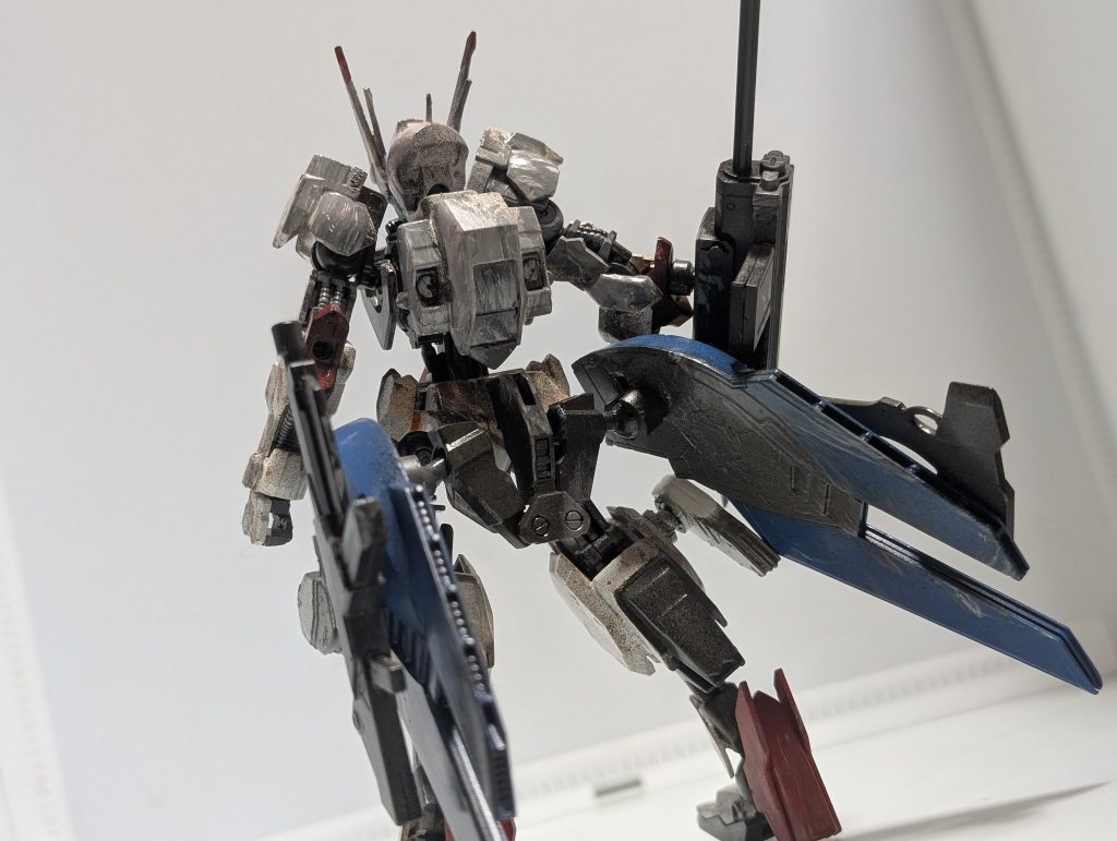 特殊な機能として神依システムと呼ばれる阿頼耶識とは違うシステムを内蔵しており文字通り人機一体となるシステム。阿頼耶識とは違い手術なしで乗れるようだが適合しないと乗れない所か神経を焼き切られる危なすぎるシステム。また特殊なシステムがまだある様子。