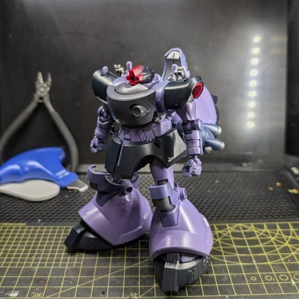 毎朝少しずつ進めている朝活モデリングですが、本日は『HG リック・ドム ガイア機/オルテガ機(GQ)』の進捗報告です。一部の武装の組み立てを残し、素組み状態がほぼ完成するところまで組み上がりました!■ 今回のキットの所感と、一番苦労している点組み上げてみて最初に驚いたのは、通常のドムを凌駕するその圧倒的なボリューム感です。しかし、同時に最も苦労しているのが「自立させること(接地の確保)」です。本機体は背面に巨大な第3の脚部(高機動形態用ユニット)を背負っている影響で重心が後ろに偏りがちです。それに加えて、足首の関節が意外とタイトな作りになっているため、足裏全体をしっかりと地面に「接地」させるのが非常に難しいキットだと感じました。スラスターの迫力は素晴らしいので、素立ちでビシッと決めるには、足首関節の加工で可動域を広げるか、スタンド(アクションベースなど)の活用が必須になりそうです。■ 朝活を支える時短・効率化ツール限られた朝の短時間で、ここまでサクサクと素組みを進められたのは、以下の優秀なツールたちのおかげです。タミヤ 先細薄刃ニッパー: 刃先が非常に細く、入り組んだゲートの隙間にもスッと刃が入ります。「ヌルリ」とした極上の切れ味でプラスチックへの負荷(白化)が少なく、パーツを傷めないため、組み立て中のストレスが劇的に減りました。プラモ向上委員会 ランナードック&ランナータグ: かさばるランナー群を垂直に立てて整理できるため、狭い作業スペースでもパーツ探しに迷う時間がゼロになりました。「探す時間」を「組む時間」に変えてくれる、朝活ビルダー必須のアイテムだと改めて実感しています!まだ少し武装の組み立てが残っているので、引き続き毎朝のルーティンで仕上げていきたいと思います。立たせにくい機体を飾る際のディスプレイの工夫や、完成後の改修ポイントなど、皆さんのアドバイスがあればぜひコメント欄で教えてもらえると嬉しいです!(2枚目)