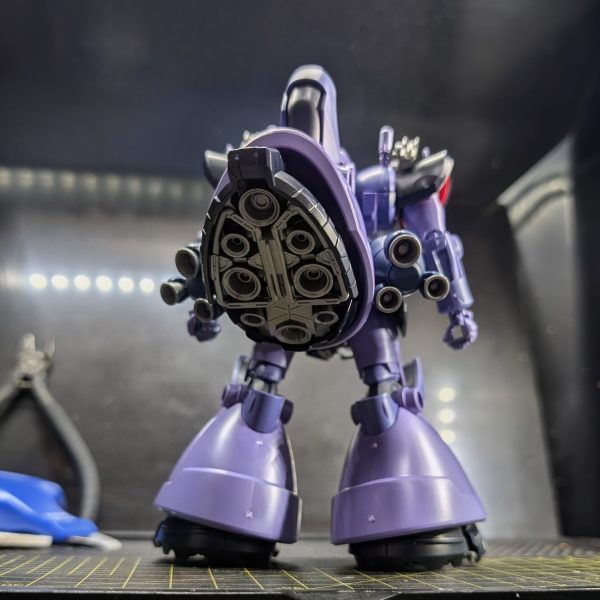 毎朝少しずつ進めている朝活モデリングですが、本日は『HG リック・ドム ガイア機/オルテガ機(GQ)』の進捗報告です。一部の武装の組み立てを残し、素組み状態がほぼ完成するところまで組み上がりました!■ 今回のキットの所感と、一番苦労している点組み上げてみて最初に驚いたのは、通常のドムを凌駕するその圧倒的なボリューム感です。しかし、同時に最も苦労しているのが「自立させること(接地の確保)」です。本機体は背面に巨大な第3の脚部(高機動形態用ユニット)を背負っている影響で重心が後ろに偏りがちです。それに加えて、足首の関節が意外とタイトな作りになっているため、足裏全体をしっかりと地面に「接地」させるのが非常に難しいキットだと感じました。スラスターの迫力は素晴らしいので、素立ちでビシッと決めるには、足首関節の加工で可動域を広げるか、スタンド(アクションベースなど)の活用が必須になりそうです。■ 朝活を支える時短・効率化ツール限られた朝の短時間で、ここまでサクサクと素組みを進められたのは、以下の優秀なツールたちのおかげです。タミヤ 先細薄刃ニッパー: 刃先が非常に細く、入り組んだゲートの隙間にもスッと刃が入ります。「ヌルリ」とした極上の切れ味でプラスチックへの負荷(白化)が少なく、パーツを傷めないため、組み立て中のストレスが劇的に減りました。プラモ向上委員会 ランナードック&ランナータグ: かさばるランナー群を垂直に立てて整理できるため、狭い作業スペースでもパーツ探しに迷う時間がゼロになりました。「探す時間」を「組む時間」に変えてくれる、朝活ビルダー必須のアイテムだと改めて実感しています!まだ少し武装の組み立てが残っているので、引き続き毎朝のルーティンで仕上げていきたいと思います。立たせにくい機体を飾る際のディスプレイの工夫や、完成後の改修ポイントなど、皆さんのアドバイスがあればぜひコメント欄で教えてもらえると嬉しいです!(3枚目)