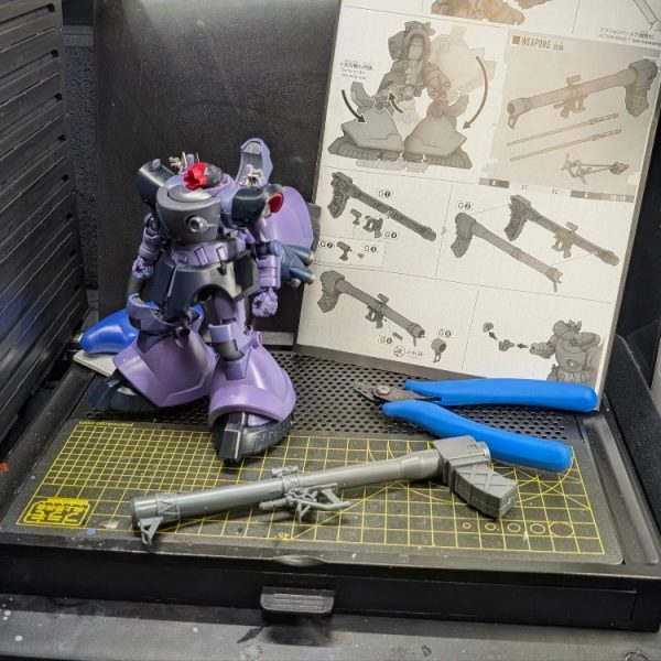 毎朝少しずつ進めている朝活モデリングですが、本日は『HG リック・ドム ガイア機/オルテガ機(GQ)』の進捗報告です。一部の武装の組み立てを残し、素組み状態がほぼ完成するところまで組み上がりました!■ 今回のキットの所感と、一番苦労している点組み上げてみて最初に驚いたのは、通常のドムを凌駕するその圧倒的なボリューム感です。しかし、同時に最も苦労しているのが「自立させること(接地の確保)」です。本機体は背面に巨大な第3の脚部(高機動形態用ユニット)を背負っている影響で重心が後ろに偏りがちです。それに加えて、足首の関節が意外とタイトな作りになっているため、足裏全体をしっかりと地面に「接地」させるのが非常に難しいキットだと感じました。スラスターの迫力は素晴らしいので、素立ちでビシッと決めるには、足首関節の加工で可動域を広げるか、スタンド(アクションベースなど)の活用が必須になりそうです。■ 朝活を支える時短・効率化ツール限られた朝の短時間で、ここまでサクサクと素組みを進められたのは、以下の優秀なツールたちのおかげです。タミヤ 先細薄刃ニッパー: 刃先が非常に細く、入り組んだゲートの隙間にもスッと刃が入ります。「ヌルリ」とした極上の切れ味でプラスチックへの負荷(白化)が少なく、パーツを傷めないため、組み立て中のストレスが劇的に減りました。プラモ向上委員会 ランナードック&ランナータグ: かさばるランナー群を垂直に立てて整理できるため、狭い作業スペースでもパーツ探しに迷う時間がゼロになりました。「探す時間」を「組む時間」に変えてくれる、朝活ビルダー必須のアイテムだと改めて実感しています!まだ少し武装の組み立てが残っているので、引き続き毎朝のルーティンで仕上げていきたいと思います。立たせにくい機体を飾る際のディスプレイの工夫や、完成後の改修ポイントなど、皆さんのアドバイスがあればぜひコメント欄で教えてもらえると嬉しいです!(1枚目)
