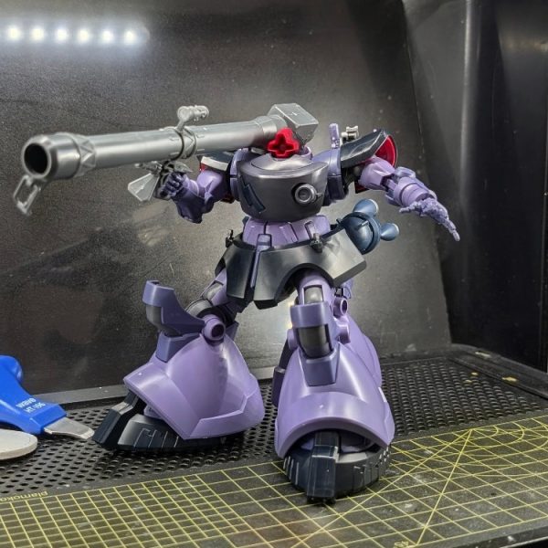 現在制作した「HG 1/144 リック・ドム ガイア機/オルテガ機(GQ)」ですが、今回は特にお気に入りの「3脚状態(高機動形態)」でのディスプレイにこだわり、一番カッコよく見えるアングルを探して朝から一人でブンドド(ポージング遊び)をしていました(笑)。このキットの最大の特徴である、背面からバックパックのように展開される3本目の脚部ユニットは、接地させた際の特異なシルエットと、ドム特有の圧倒的なマッシブさがたまりません。巨大な3本脚による抜群の安定感は、立体物としての魅力に溢れていますね。また、今回の制作でも大活躍しているのが、私の必須ツールである「タミヤ 薄刃ニッパー」です。ドムのような曲面が多く、ゲート処理の跡が目立ちやすい外装パーツの切り出しにおいて、このニッパーの鋭い切れ味は本当に頼りになります。そして、次は、写真2枚目に控えている「HGUC ゾック」の制作に入ります。この前後対称の特異なフォルムをどのように仕上げていくか、今からワクワクが止まりません。引き続き、皆様の素晴らしい作品からも刺激をもらいながら、作る楽しさを共有していけたら嬉しいです。ドムのポージングに関するご感想や、皆様が休日に行っている模型ライフのルーティンなど、ぜひコメントで教えてください!(1枚目)