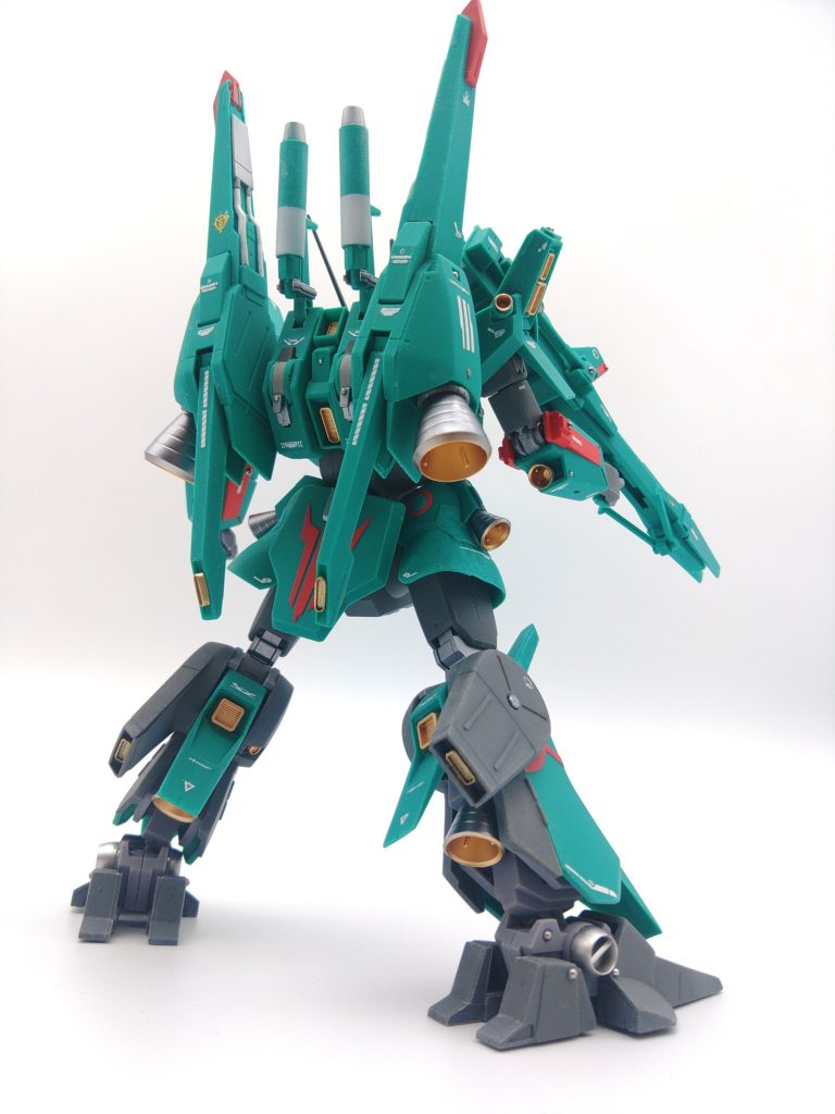 改造は前回製作したドーベンウルフ袖付きでドーベンウルフ学を履修しているので、それをなぞりつつダブルゼータ時代のドーベンウルフとしてのイメージを盛り込んでいます。製作途中にほとんど書いてありますが、改造点は以下です。&nbsp;・頭部モノアイ部をくりぬいて、アルミ線とプラパイプとHアイズでモノアイを可動化&nbsp;・胴体肩をハの字に切って腕の付け根をやや上方に上げる背中のバックパック接続パーツを切り出して上下反転させて再接着、これでバックパックが上に上がる↑の作業で背中のダクトパーツが干渉してしまうために、ダクトパーツを切り取って、小型化して再接着首を1ミリランナータグで高く延長してアゴがひけるようにする首の取り付け位置を削り込んで5ミリほど前に出す胴の腰との接続ジョイントを切り出して、前屈みになるように角度をつけて再接着胸全面がエングレービングが無くなって地味なので、先端が先につき出すようにカラープラ板で角度を変更&nbsp;・腰部リアアーマーをボールジョイントで接続して角度を変更できるようにする&nbsp;&nbsp;・腕部腕がほそいので、赤いパーツの内側に楔型にランナータグをはって、角度を着けて太く見せる&nbsp;&nbsp;・脚部腰サイドアーマーの接続ピンを切り離して、ボールジョイントに変更、気持ち上+横に出るように接続腰サイドアーマーに切り込みを入れて左右の形状に違いを出す膝のパーツをカラープラ板で裏打ちしつつ5ミリほど延長爪先先端にカラープラ板を貼って延長踵の肉抜き穴をカラープラ板で塞ぐ&nbsp;・バックパックサイドのビームキャノンの接続位置を5ミリほど上に上げる
