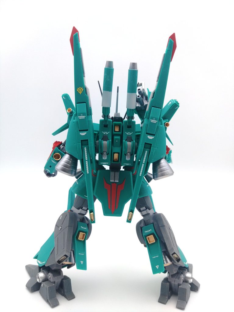 さてさてっ思い出話は横に置きつつ、HGUCドーベンウルフのキットは先に発売された袖付きのドーベンウルフ(ユニコーンver.)のあとに発売されたものです。個人的には完成したドーベンウルフ袖付きのデザインから、エングレービングを削いだために良くも悪くも地味化してしまったという印象です。また、袖付きドーベンウルフの設定画の再限度はものすごく高いのですが、元のドーベンウルフの設定画の化け物じみたデザインから、クリンナップによって悪い意味で毒気を抜かれてしまったため、キチンとまとまり過ぎてしまっているので、ボクの中の荒々しいドーベンウルフのイメージにキットベースで近づけようと改造していきます。
