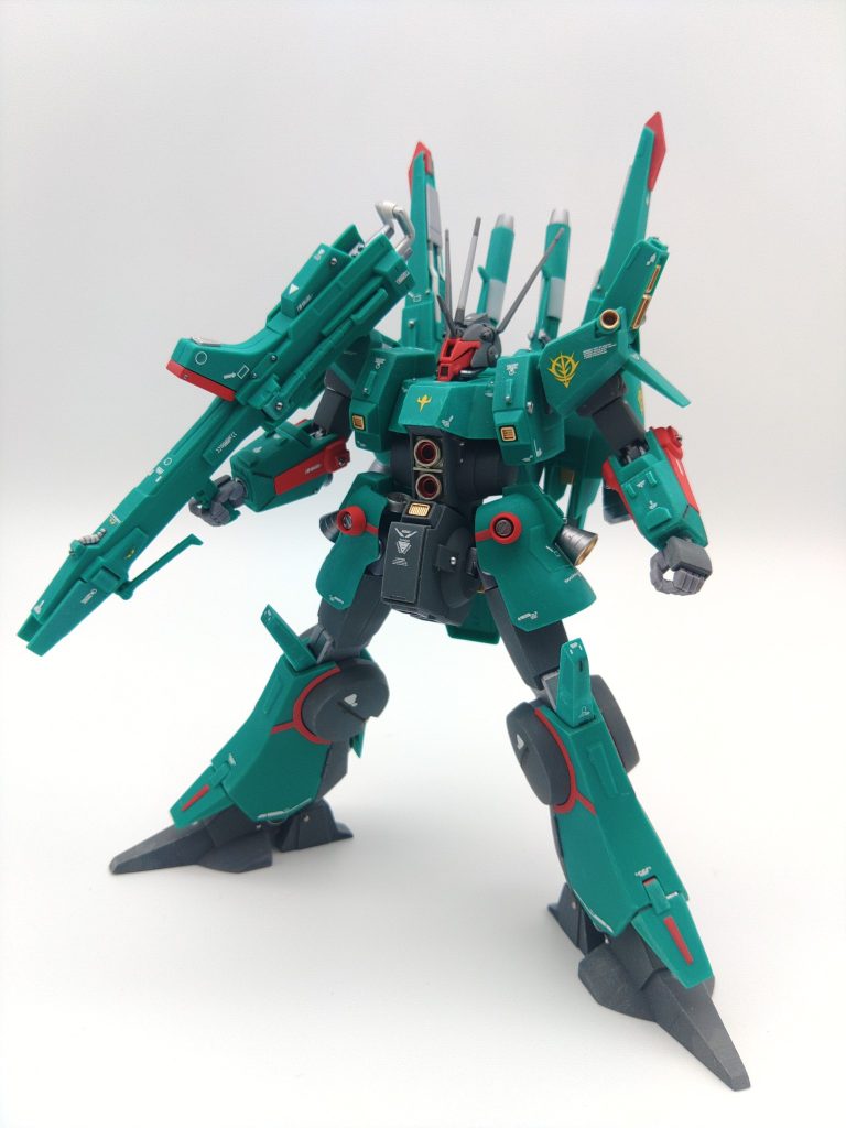 直線主体のジオン系という珍しいながらもトゲトゲ末端肥大という実にダブルゼータ時代らしいデザインで大好きです。主なパイロットであるラカンは若干描写不足で大物界の小物感がでてしまっているので、もう少しキャラクターを深掘りしてほしかったところです。劇中ではクインマンサを単騎で退けるおそらくはネオジオン最強のマシュマー駆るザクⅢ改を集団とはいえ倒した機体です。登場も遅く集団戦闘しか描かれていませんが、武装が豊富なので実はどんな相手でもオールラウンドに立ち回れる単独活動向きのMSではないかと思います。
