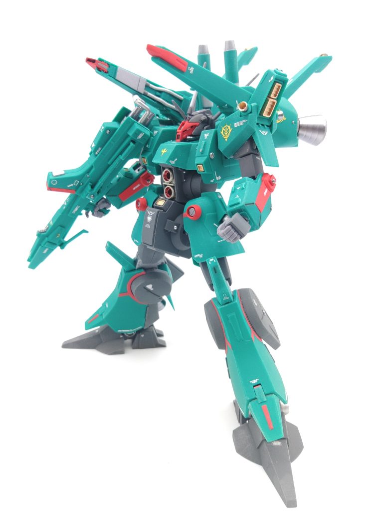 ビームキャノンを展開、この先端がビームキャノンとは知りませんでした。ゲームのガンダムブレイカーでドーベンウルフを操作することができるのですが、武装がともかく多くて(それでも全部は再現されていない)全てを的確に使いこなすのはなかなかに至難です。大火力、伸びる腕やインコムなど、いくらサイコミュ制御といっても、やはり同士討ちの恐れがある集団戦よりも単騎突撃機なんではないかと疑問がぬぐえません。