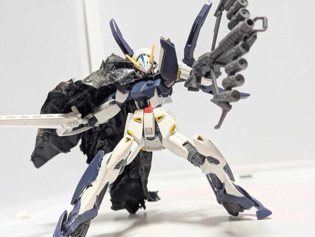 武装壊れたピーコックスマッシャー一部ビームは出せるが拡散スプレー状になってしまう為、一部ビーム撃てない所に実弾であるクラッカー弾を詰める事で拡散スプレーで誤魔化し実弾を当てるようになっている。この形態固定なのでいざとなったらこれで殴る
