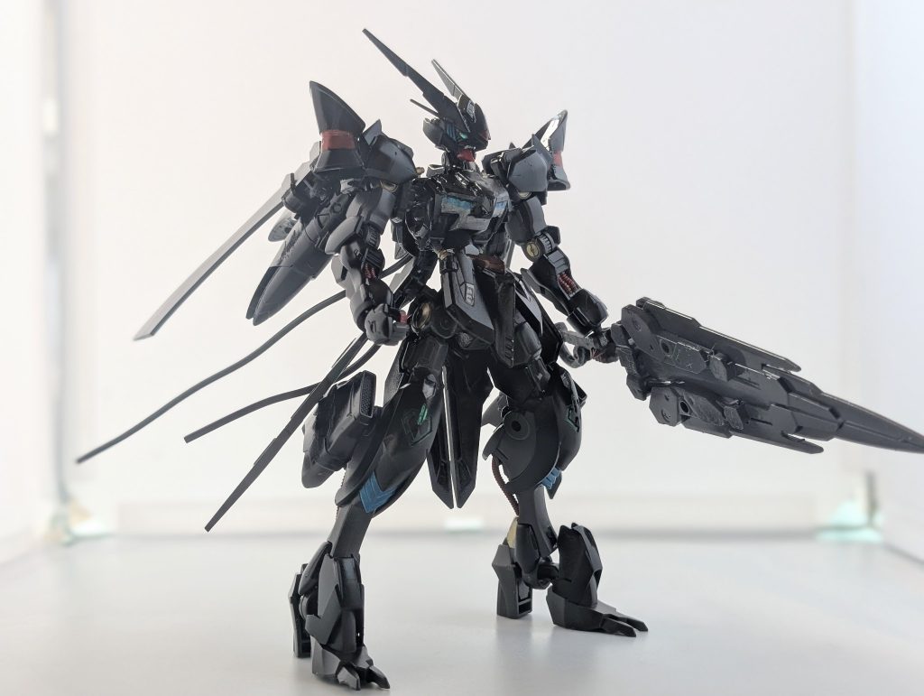 ASW-G-74ガンダムズメイニーズヘグ&nbsp;歳星にてロールアウトされた姿、過去の極少数のデータを元にアップデートされた姿で、本機には過去に消えたはずの特殊武器　リュウノアギト　が装備されている。解析班によりこのガンダムフレームの目的はASW-G-73と対峙する為のガンダムフレームだったと判明する。しかし現パイロットであるスカベンジャーには、そんなの知らんと言わんがばかりで本業である廃品回収屋を優先するが…？（時期は実はバルバトスルプスレクスと同様だったらしい）
