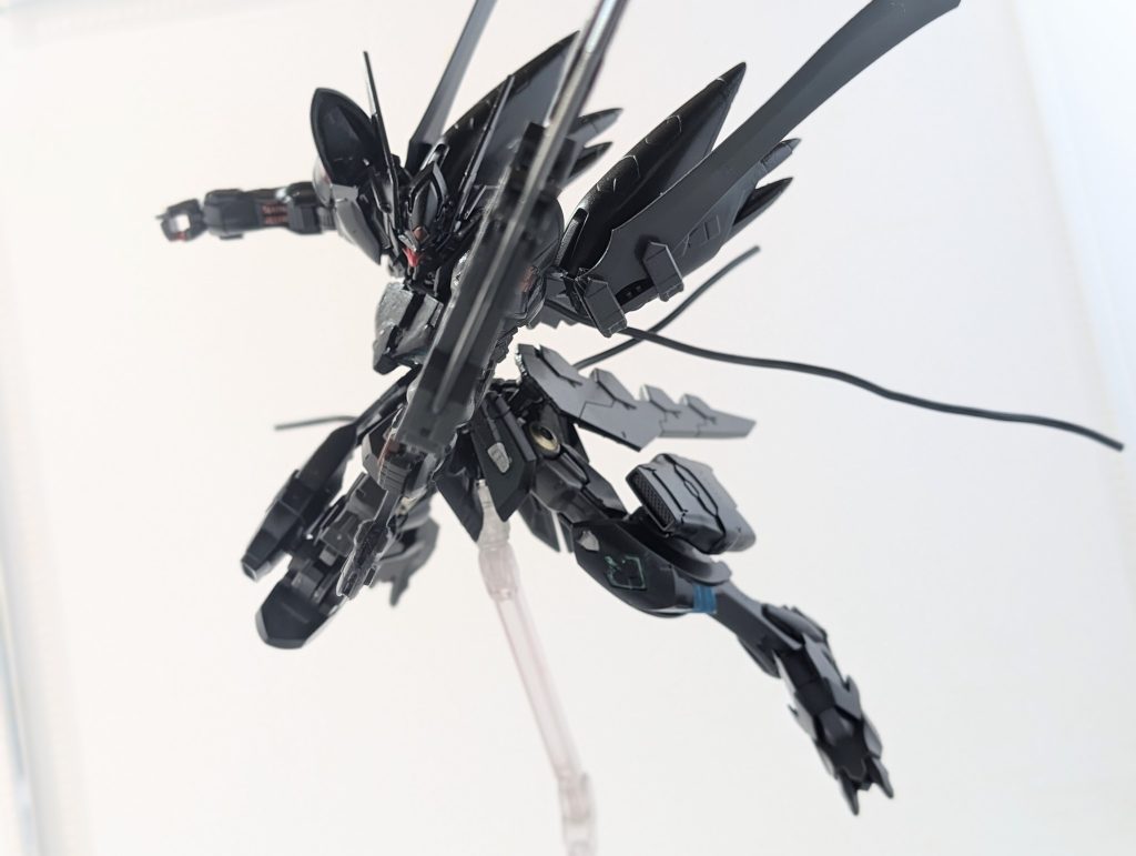 特殊武器　リュウノアギト300年前のズメイが保有していたと思われる武器を復元した物、解析の結果ガンマラミネートソードの発展型だと判明しており対ガンダムフレーム用だったと思われる。