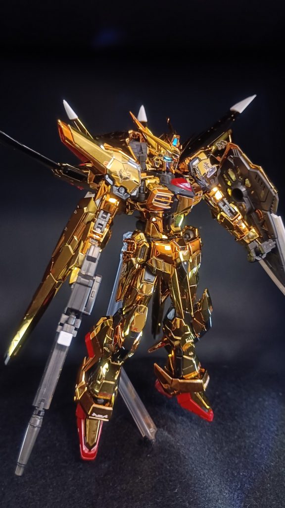 約8,000円と価格をつり上げている原因のメッキですが、コイツがくせ者で、ライトユーザーの私にはゲート処理が不可能！と判断してニッパー、一発切りにてしあげました。また、溶剤で剥がれるのがこわくてトップコートもしておりません。墨入れ、部分塗装、デカールのお手軽仕上げとなっております。って、いつも通りですねw(gundam-kao5)