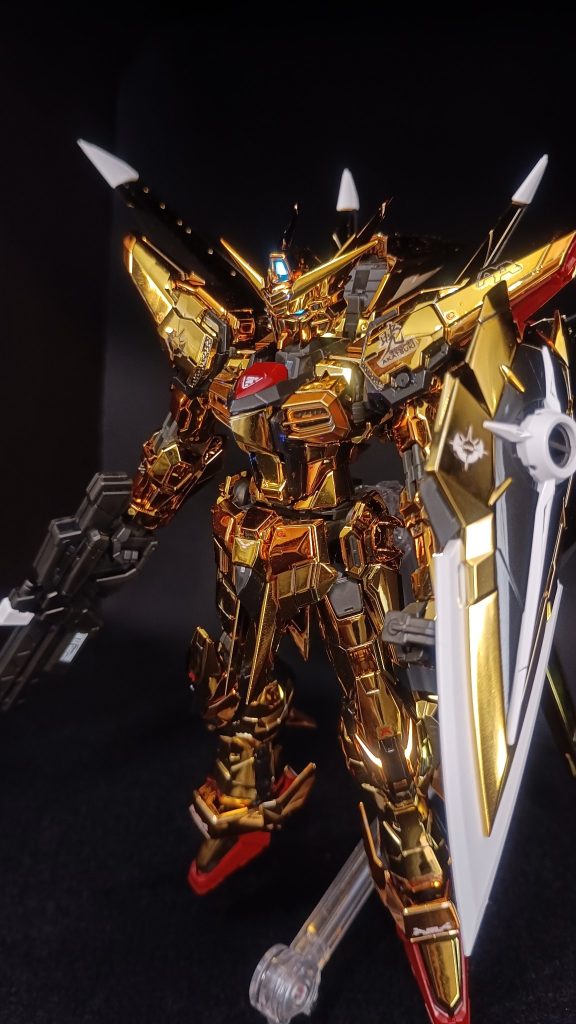 父ウズミより、娘カガリへと託された金色の機体。Ζガンダムのオマージュの多いDestinyにおいての百式枠でしょうか。DMM通販の抽選販売で運よくゲットしてからしばらく寝かせておりましたが、ようやくロールアウト！