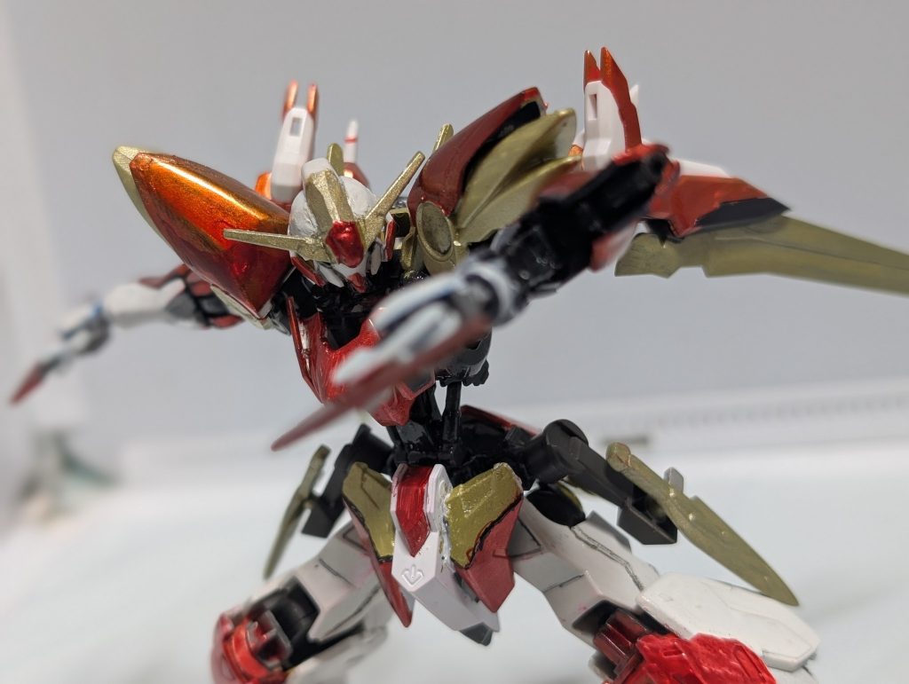 腕部内蔵型スプラッシュファイヤガンナノラミネートアーマーの弱点を突く射撃武装