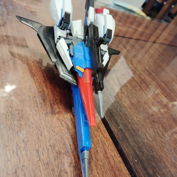 閲覧ありがとうございます！今回のお題はZガンダムですまずは仮組みをしました差し替えによる変形のためMSでもWRでも抜群のプロポーションになります改造なしだってこの完成度です蛇足かとは思いますが、少しディテールを加えていこうと思います今日はここまでです（4枚目）
